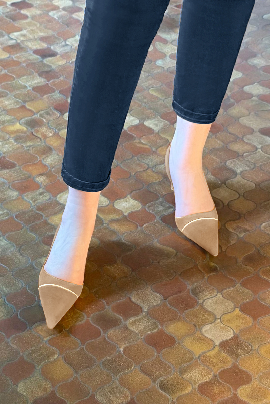 Tan beige and gold women's slingback shoes. Pointed toe. Medium spool heels. Top view - Florence KOOIJMAN